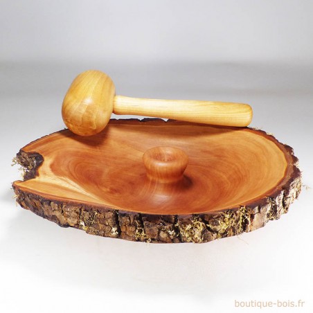 casse noix avec bord naturel avec maillet en bois de buis