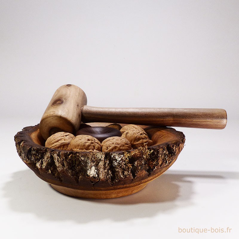 casse-noix en bois avec écorce