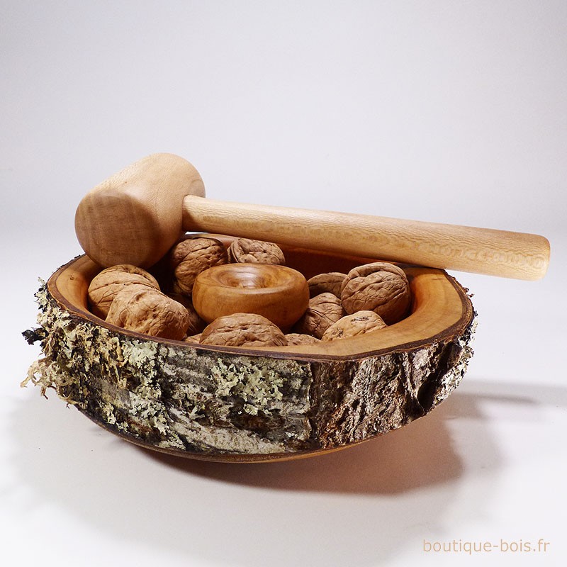 casse-noix en bois avec son écorce naturelle