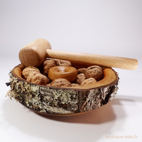 casse-noix en bois avec son écorce naturelle casse-noix en bois avec son écorce naturelle