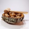casse-noix en bois avec son écorce naturelle casse-noix en bois avec son écorce naturelle