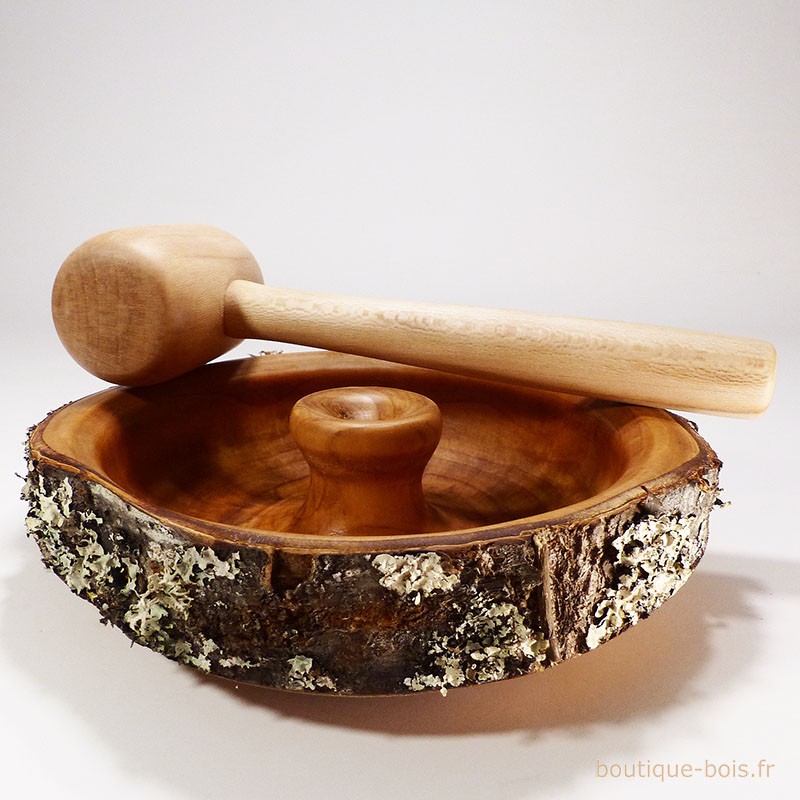 Casse noix en bois avec écorce naturelle