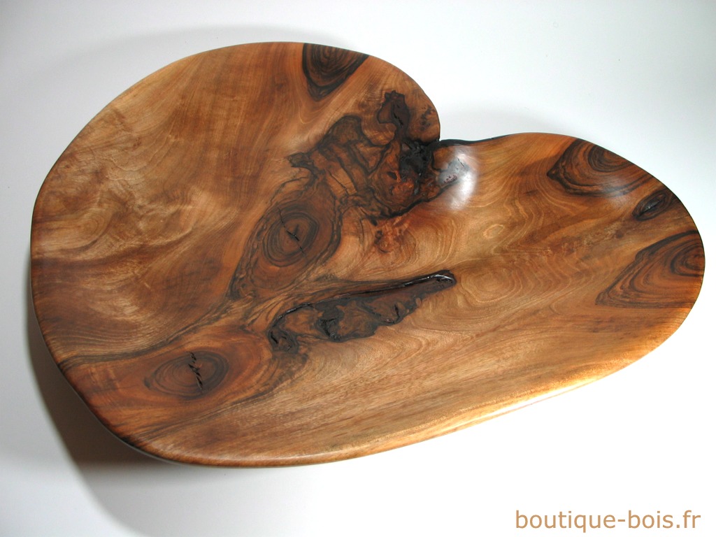 Grand plat en bois de noyer en forme de coeur